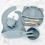 Set repas bébé 8 pièces en silicone sans BPA : assiette ventouse, bol, bavoir, couverts et gobelet. Sécurisé, prêt à offrir et conforme CCPSA - Kid Baby shop